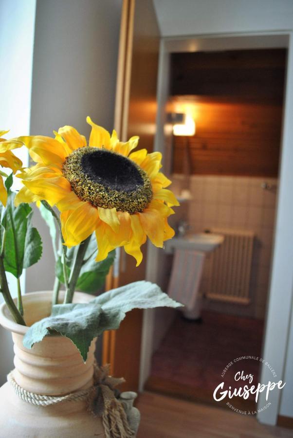 Auberge De Ballens Eksteriør billede